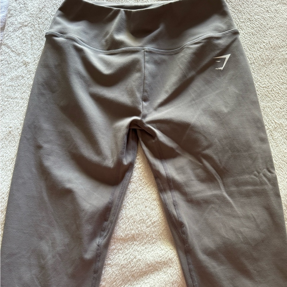 Gym shark leggings